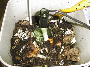 ボトルヒーターを使って生ごみ処理の菌床を保温している様子