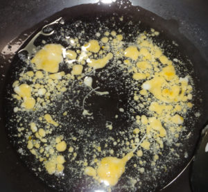卵と油を低温で混ぜている様子