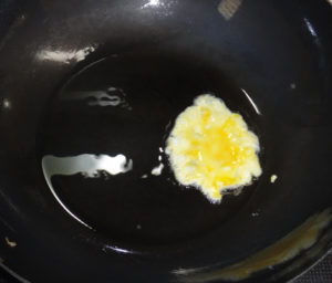 ごく少量の卵と油を混ぜている様子