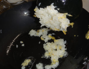 ごく少量の卵と合わせた油でご飯を炒めた様子