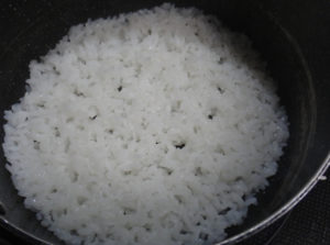 お米が立ち、カニ穴が多く見られる炊飯結果