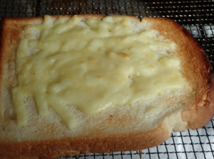 パンにチーズを乗せて焼いたところ