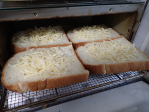 ４枚の食パンを並べてトースターに入れるところ