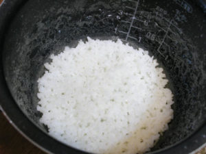 電気炊飯の釜とガスコンロを使ってお米0.5合を炊飯した結果