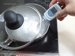 沸騰時の温度利用して温度計の誤差を調べているところ