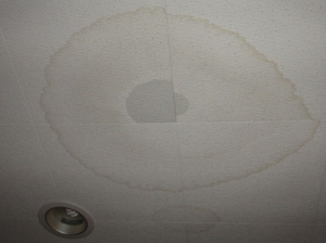 天井にある雨漏りの跡