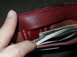 二つ折り財布（ベルトラボ製）のお札を入れる部分