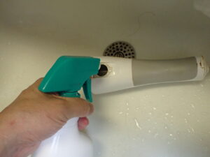 洗浄水にハイターを混ぜている様子