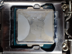 インテルのCPUをマザーに取り付けた状態で灯油を滴下し、ガラス板を置いてみたところ