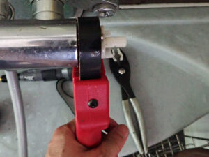 道具でナットを緩めている様子