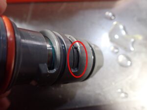 カートリッジを分解する様子