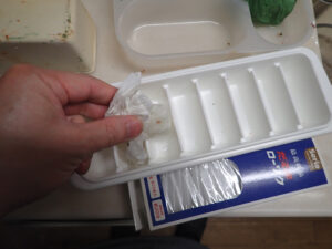 離型剤を塗っている様子