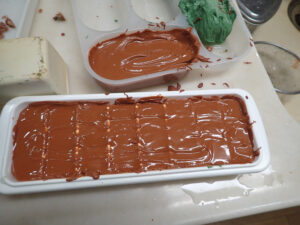 溶かした研磨棒を型に入れた様子