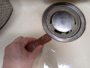 樹脂のシンクを研磨している様子