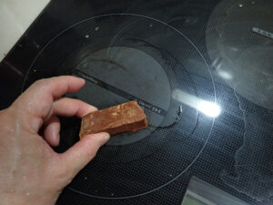 IHの焦げ付きを研磨している様子