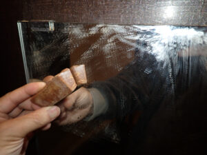 ガラスのウロコ取りをしている様子